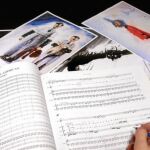 El autor supervisará en Madrid los ensayos de su ópera. En la imagen, la partitura y algunos de los bocetos de «The Perfect American»