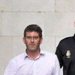 Rodríguez, a su salida de los calabozos, el día de su detención. ARCHIVO