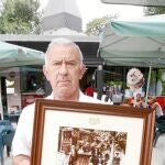 Emilio es uno de los 7 empleados del quiosco que la familia Herrero regenta en El Retiro desde 1890. Esta semana saldrá a concurso