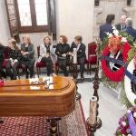 Familiares, amigos y aficionados hicieron el paseíllo hasta el Ayuntamiento de Sevilla para despedirse de quien fue un referente en el toreo hispalense