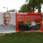 El alcalde inauguró el lunes una zona de socialización de perros y curiosamente la pancarta hace alusión a la inclusión de este tipo de medidas en su programa electoral