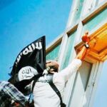 Montaje de la revista "Dabiq"en la que anuncian que "derribarán la cruz de Cristo".