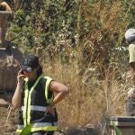 Una máquina excavadora una zona de La Majaloba, cercana a la carretera de Sevilla