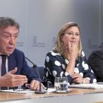 Los consejeros José Antonio de Santiago-Juárez y Pilar del Olmo y José Armando Baeta, tras la rueda de prensa del Consejo de Gobierno