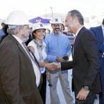 El jefe del Consell, Alberto Fabra, ayer en el Hospital de Gandia