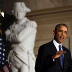 El presidente de Estados Unidos, Barack Obama, da un discurso durante una ceremonia en memoria del expresidente demócrata de la Cámara Baja de EEUU Thomas Foley en el Capitolio, en Washington DC (Estados Unidos) el 29 de octubre de 2013.