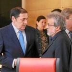 El consejero de Sanidad conversa con José María González, de IU