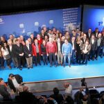 El presidente del PPCV, Alberto Fabra, posa con los alcaldes y diputados de Alicante y consellers