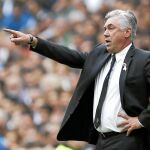 Carlo Ancelotti da instrucciones durante el partido del sábado