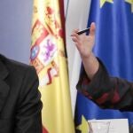 La vicepresidenta, Soraya Sáenz de Santamaría, junto al ministro de Justicia, Alberto Ruiz-Gallardón, ayer en el Consejo de Ministros