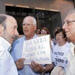 Rubalcaba es increpado ayer por varios afectados por las preferentes
