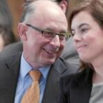 Sáenz de Santamaría, junto a Cristóbal Montoro y José Manuel Soria, ayer en la mesa de trabajo sobre la reforma de las Administraciones