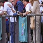 Felipe Juan Froilán y su hermana Victoria vieron desde el balcón el último encierro en Pamplona