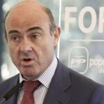 El ministro de Economía y Competitividad, Luis de Guindos, durante su intervención en el Foro del PP de Madrid, hoy en Majadahonda