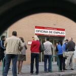 La tasa de paro en España, que era del 26,9 % en mayo, seguirá subiendo y se situará en el 27,8 % a finales de 2014.