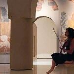 Una visitante en una de las alas románicas del museo