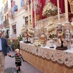 Preparativos de la procesión, que ha relegado a mañana al patrón