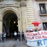 Los extrabajadores de RTVV se concentraron a la puerta del TSJ bajo la vigilancia de la Policía