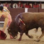 Miguel de Pablo torea con la diestra al cuarto ejemplar de Buenavista
