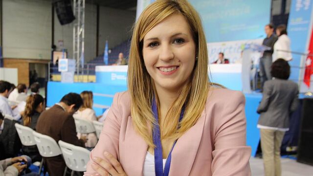 Ana Pérez junto a Ignacio González ayer en el congreso de NN GG