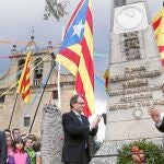 Mas, ayer en Folgueroles (Barcelona), participó en una danza durante la fiesta que cada año se celebra en honor del poeta Verdaguer