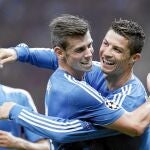 El futbolista galés se abraza a Cristiano en el encuentro de la Liga de Campeones ante el Galatasaray