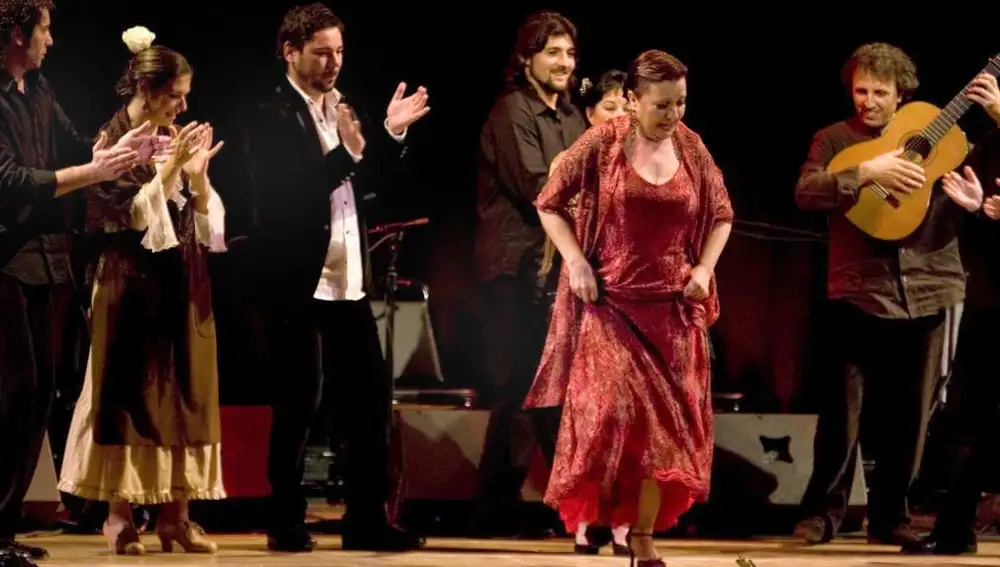 Carmen Linares (2-d) y Miguel Poveda (3-i), acompañados por el guitarrista Juan Carlos Romero (d), en la octava edición del festival internacional de flamenco, en Nueva York.