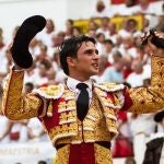 Alberto Aguilar pasea la oreja del tercero de Escolar