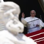 El Papa saluda a los fieles congregados en la plaza de San Pedro