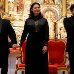 Ernesto Monsalve junto a Luis Santana y Montserrat Martí Caballé