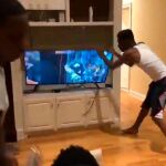 Un aficionado de Golden State Warriors destroza una televisión tras la victoria de Toronto Raptors