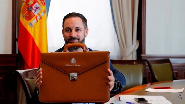 Abascal durante la recogida de su acta de diputado esta mañana en el Congreso de los Diputados / Efe