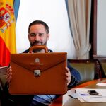Abascal durante la recogida de su acta de diputado esta mañana en el Congreso de los Diputados / Efe