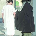 Una mujer vestida con niqab en las calles de Melilla
