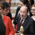 Rubalcaba, ayer en el Congreso de los Diputados. A la derecha, Griñán recibe el aplauso de los suyos en el Parlamento andaluz