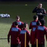 El entrenador de Portuga, Paulo Bento, da instrucciones a sus jugadores durante el entrenamiento de hoy.