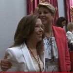La hasta ahora alcaldesa, Ana Belén Castejón, abrazada por la popular Noelia Arroyo