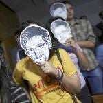 Varios manifestantes apoyan las filtraciones de Snowden