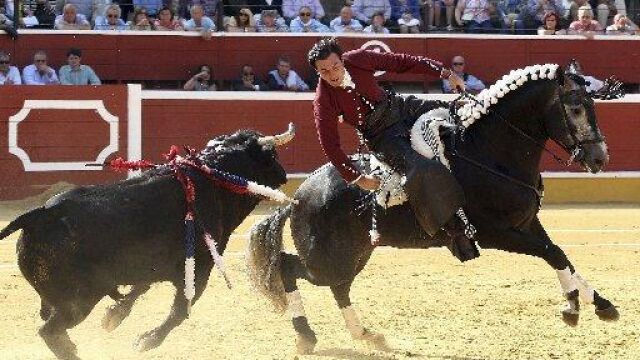 El rejoneador Andy Cartagena, que ha cortado dos orejas, ante su primer toro durante el primer festejo de la feria taurina de Soria