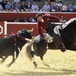 El rejoneador Andy Cartagena, que ha cortado dos orejas, ante su primer toro durante el primer festejo de la feria taurina de Soria