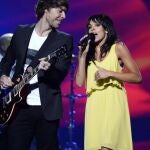 Raquel del Rosario (d), cantante del grupo español El Sueño de Morfeo, interpreta la canción "Contigo hasta el final"