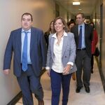 Milagros Marcos llega a la jornada organizada por el Ateneo Gerontológico en Valladolid, en compañía de Modesto Martínez, director del periódico «Mayores», y del gerente de Servicios Sociales, Jesús Fuertes