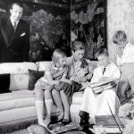 El ex rey de Bélgica, Alberto II, junto a su mujer Paola y sus tres hijos, Felipe, Astrid y Lorenzo, en una imagen de 1969