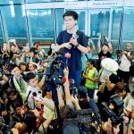 Joshua Wong se dirige a los manifestantes concentrados en el centro de Hong Kong tras ser liberado ayer / Reuters