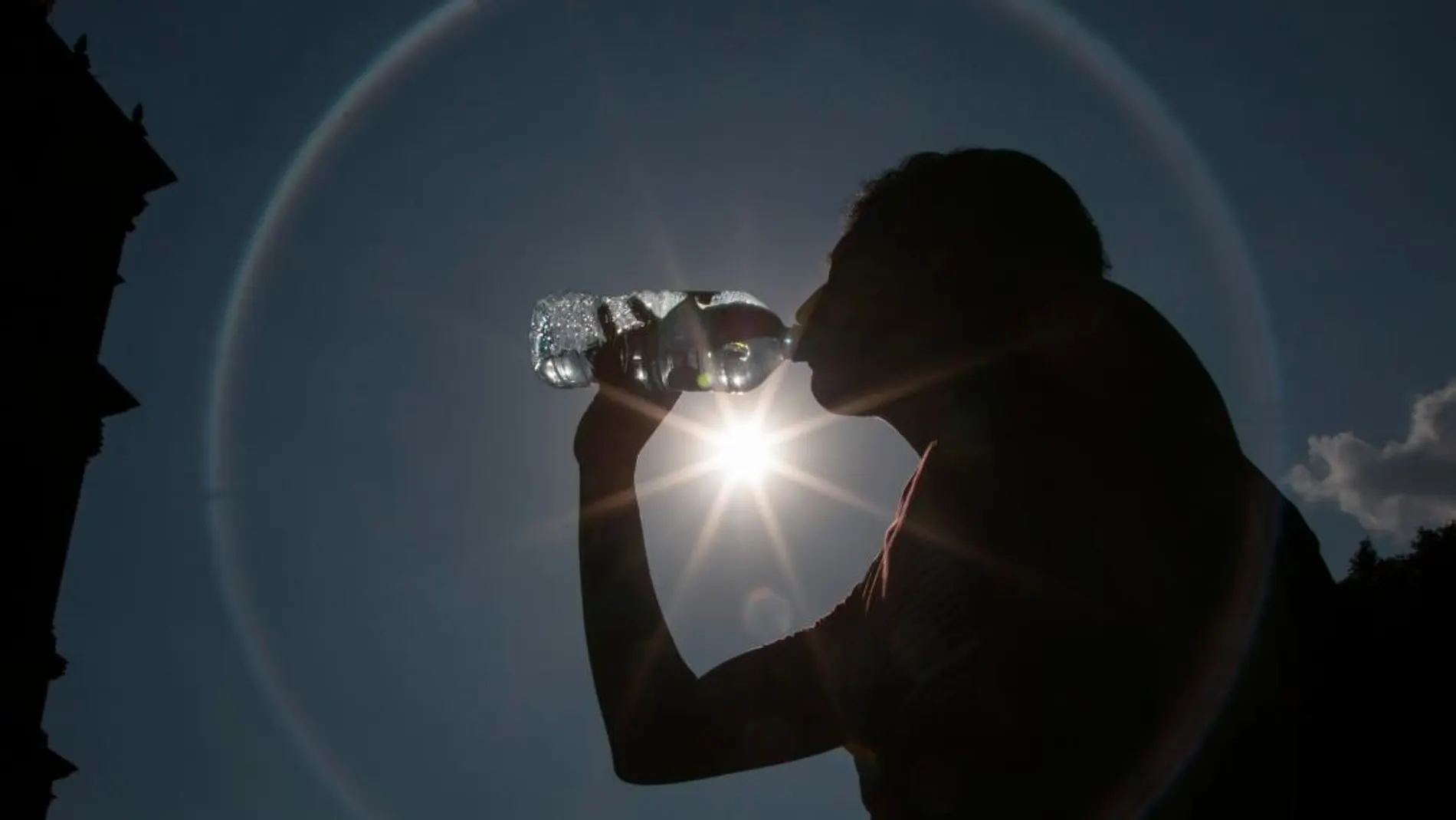 Una mujer se refresca en una de las últimas olas de calor / Efe