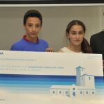 De dcha a izda, Álvaro Calleja, director de Comunicación y Responsabilidad y Reputación Corporativas de BBVA en España y Portugal, junto al profesor y los dos alumnos representantes del curso de 1º de E.S.O. del IES Juanelo Turriano de Toledo