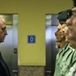 El ministro del Interior, Jorge Fernández Díaz (i), durante la visita que ha realizado hoy a la Comandancia de la Guardia Civil en el barrio de Intxaurrondo de San Sebastián.