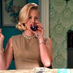 Betty Drapper en la Mad Men bebiendo