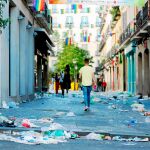 La suciedad que queda en las calles tras las fiestas es otro de los grandes motivos de queja por parte de los vecinos. Foto: Cristina Bejarano