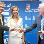 El presidente de la Fundación Silos, Antonio Miguel Méndez Pozo, el alcalde Javier Lacalle y la consejera Alicia García, tras la firma del acuerdo